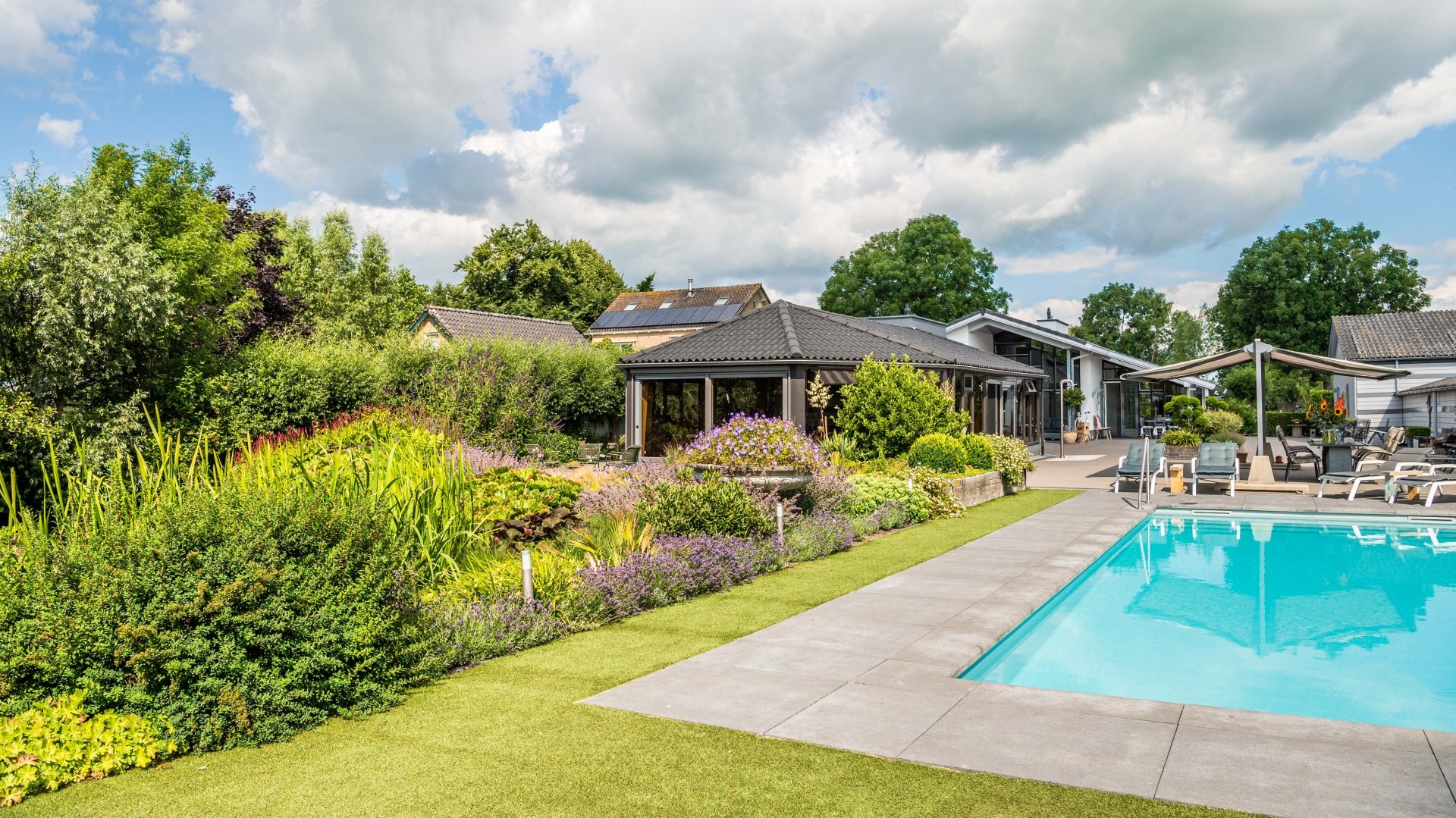 Villa-met-zwembad-omringd-door-groen-1-De-Ruijter-Tuinen