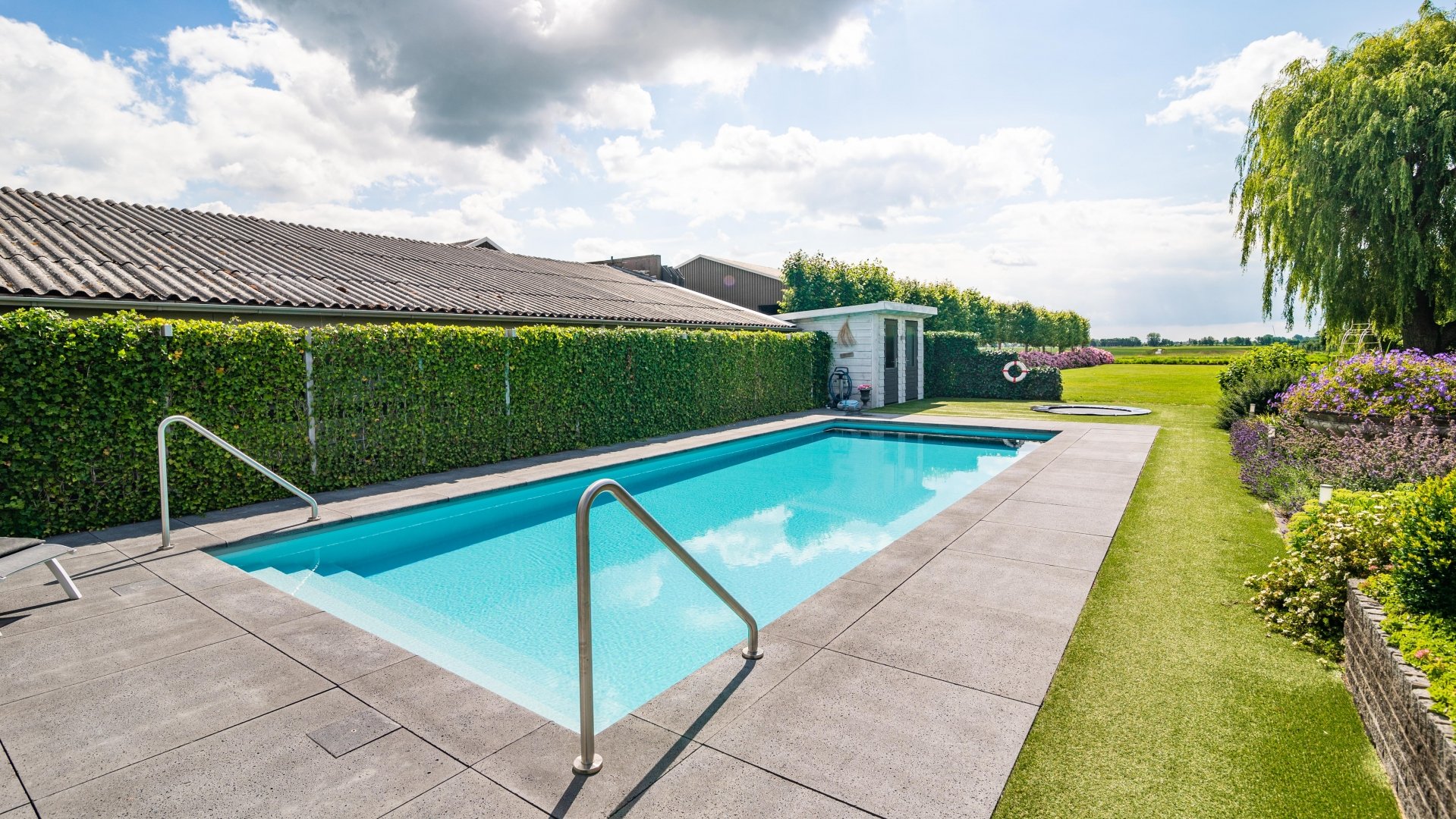 Villa-met-zwembad-omringd-door-groen-15-De-Ruijter-Tuinen