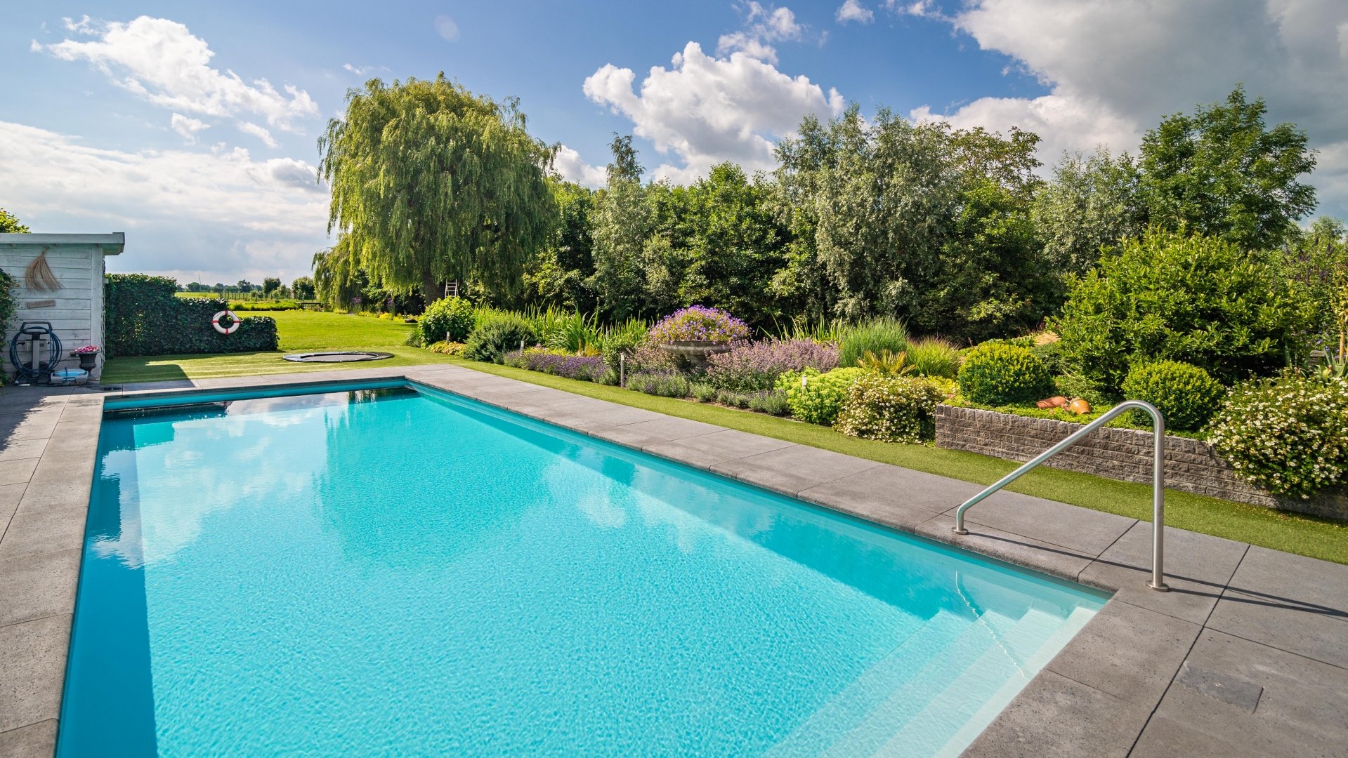 Villa-met-zwembad-omringd-door-groen-16-De-Ruijter-Tuinen