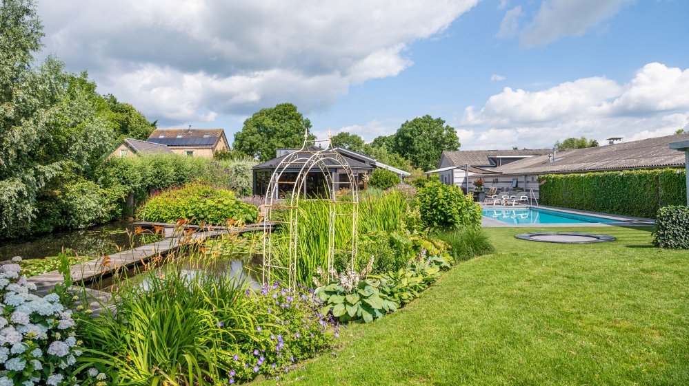 Villa-met-zwembad-omringd-door-groen-3-De-Ruijter-Tuinen