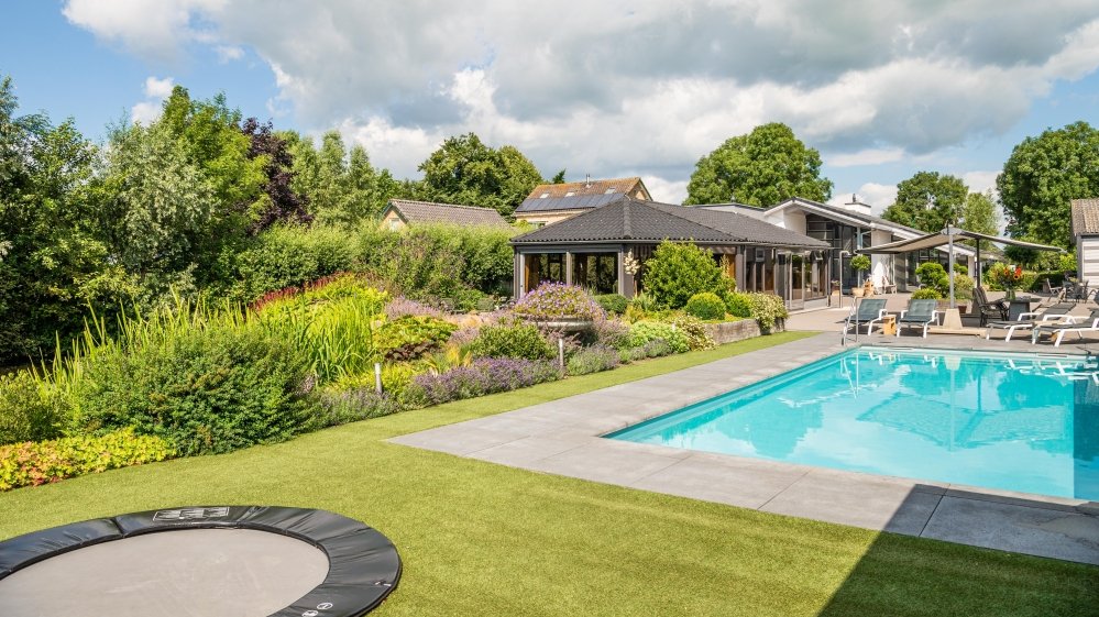 Villa-met-zwembad-omringd-door-groen-6-De-Ruijter-Tuinen